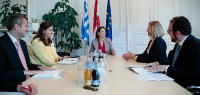 Am 13. Juli 2020 empfing Bundesministerin Karoline Edtstadler (m.) die Botschafterin der Hellenischen Republik Catherine Koika (m.r.) zu einem Arbeitsgespräch.