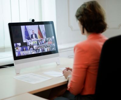 Am 15. Juli 2020 nahm Bundesministerin Karoline Edtstadler (im Bild) an einer Videokonferenz mit dem Rat für Allgemeine Angelegenheiten teil.