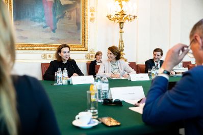 Am 20. Juli 2020 fand eine Gesprächsrunde zum Thema „Gemeinsam gegen Hass im Netz“ statt. Im Bild Bundesministerin Karoline Edtstadler (m.r.) und Bundesministerin Alma Zadic (m.l.).
