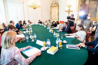 Am 20. Juli 2020 fand eine Gesprächsrunde zum Thema „Gemeinsam gegen Hass im Netz“ statt. Im Bild Bundesministerin Karoline Edtstadler und Bundesministerin Alma Zadic.