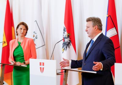 Am 21. Juli 2020 fand die Bund-Länder-Konferenz mit Bundesministerin Karoline Edtstadler und den Landeshauptleuten statt. Im Bild bei der Pressekonferenz Karoline Edtstadler und Michael Ludwig.