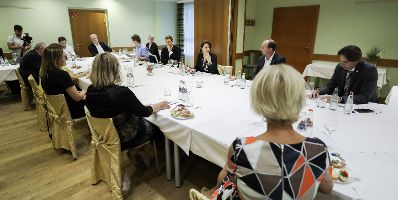 Am 23. Juli 2020 lud Bundesministerin Karoline Edtstadler (m.) im Rahmen ihres Bundesländertags in der Steiermark eine Unternehmerrunde zum Gespräch über die Europäische Union ein.