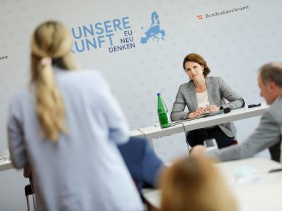 Am 24. Juli 2020 lud Bundesministerin Karoline Edtstadler (r.) im Rahmen ihres Bundesländertags im Burgenland zum Dialog über die Zukunft der EU ein.