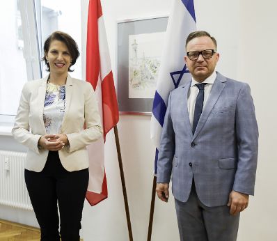 Am 28. August 2020 traf Bundesministerin Karoline Edtstadler (l.) den Präsidenten der Jüdischen Gemeinde Graz Elie Rosen (r.).