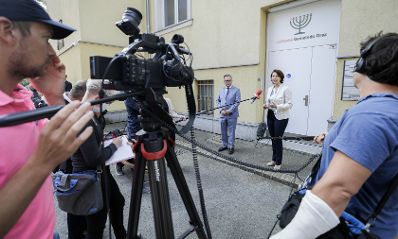 Am 28. August 2020 traf Bundesministerin Karoline Edtstadler (r.) den Präsidenten der Jüdischen Gemeinde Graz Elie Rosen (l.). Im Bild beim Pressegespräch.