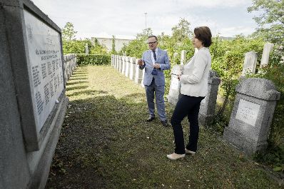 Am 28. August 2020 traf Bundesministerin Karoline Edtstadler (r.) den Präsidenten der Jüdischen Gemeinde Graz Elie Rosen (l.). Im Bild beim Besuch des Jüdischen Friedhofs.