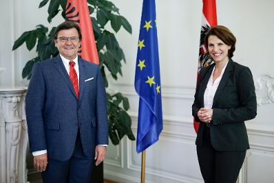 Am 4. September 2020 empfing Bundesministerin Karoline Edtstadler (r.) den albanischen EU-Verhandler Zef Mazi zu einem Gespräch (l.).