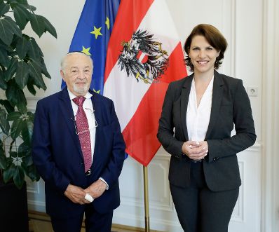 Am 4. September 2020 empfing Bundesministerin Karoline Edtstadler (r.) den Zeitzeugen Viktor Klein (l.) zu einem Gespräch.