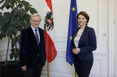 Am 8. September 2020 empfing Bundesministerin Karoline Edtstadler (r.) Bundeskanzler a.D. Wolfgang Schüssel (l.) zu einem Gespräch.
