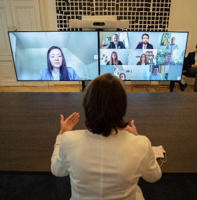 Am 10. September lud Bundesministerin Karoline Edtstadler Vertreterinnen und Vertreter von Onlineplattformen zu einer Videokonferenz ein.