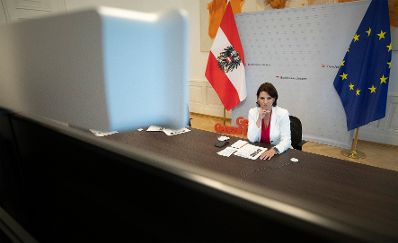 Am 10. September lud Bundesministerin Karoline Edtstadler Vertreterinnen und Vertreter von Onlineplattformen zu einer Videokonferenz ein.