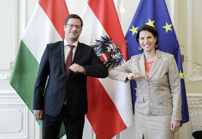 Am 15. September 2020 empfing Bundesministerin Karoline Edtstadler (r.) den ungarischen Kanzleramtsminister Gergely Gulyás (l.) zu einem Arbeitsgespräch.