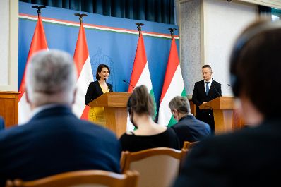 Am 25. September 2020 traf Bundesministerin Karoline Edtstadler (l.) im Rahmen ihres Arbeitsbesuchs in Ungarn den ungarischen Außenminister Péter Szijjártó (r.).