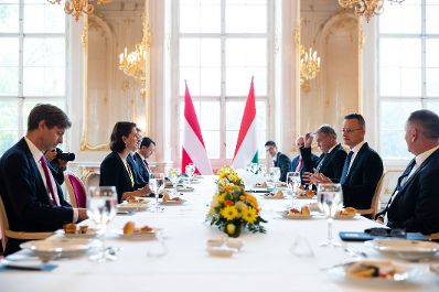 Am 25. September 2020 traf Bundesministerin Karoline Edtstadler (2.v.l.) im Rahmen ihres Arbeitsbesuchs in Ungarn den ungarischen Außenminister Péter Szijjártó (2.v.r.).