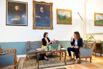 Am 25. September 2020 traf Bundesministerin Karoline Edtstadler (l.) im Rahmen ihres Arbeitsbesuchs in Ungarn die ungarische Justizministerin Judith Varga (r.).