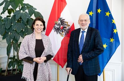 Am 2. Oktober 2020 traf Bundesministerin Karoline Edtstadler (l.) Erhard Busek (r.) zu einem Gespräch.
