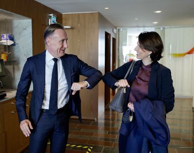 Am 5. Oktober 2020 traf Bundesministerin Karoline Edtstadler (r.) im Rahmen ihres Arbeitsbesuchs in Stockholm den Generaldirektor der „Confederation of Swedish Enterprise“ Jan-Olof Jacke (l.).