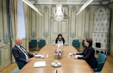 Am 5. Oktober 2020 traf Bundesministerin Karoline Edtstadler (r.) im Rahmen ihres Arbeitsbesuchs in Stockholm den schwedischen EU-Minister Hans Dahlgren (l.).