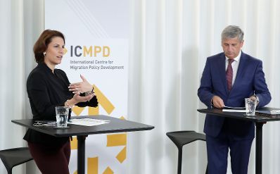 Am 6. Oktober 2020 nahm Bundesministerin Karoline Edtstadler (l.) gemeinsam mit ICMPD Generaldirektor Michael Spindelegger (r.) an einer Videokonferenz mit dem Vizepräsidenten der EU-Kommission Margaritis Schinas teil.