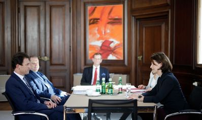 Am 6. Oktober 2020 besuchte Bundesministerin Karoline Edtstadler (r.) den Verfassungsgerichtshof. Im Bild mit dem Verfassungsgerichtshof Präsidenten, Christoph Grabenwarter (l.).
