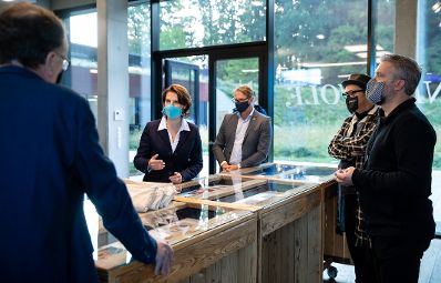 Am 9. Oktober 2020 besuchte Bundesministerin Karoline Edtstadler (m.l.) das Bundesland Steiermark. Im Bild beim Besuch des Unternehmens Andy Wolf Eyewear.