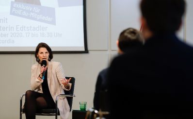 Am 19. Oktober 2020 nahm Bundesministerin Karoline Edtstadler (l.) an der Diskussion Politics & Education teil.