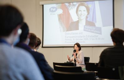 Am 19. Oktober 2020 nahm Bundesministerin Karoline Edtstadler (m.) an der Diskussion Politics & Education teil.