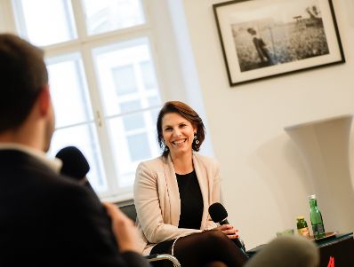 Am 19. Oktober 2020 nahm Bundesministerin Karoline Edtstadler (r.) an der Diskussion Politics & Education teil.