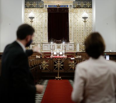 Am 29. Oktober 2020 traf Bundesministerin Karoline Edtstadler (r.) im Rahmen ihres Arbeitsbesuchs in Kopenhagen den dänischen Oberrabiner Jair Melchior (l.). Im Bild beim Besuch der Synagoge.
