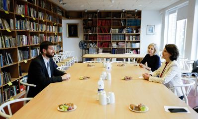 Am 29. Oktober 2020 traf Bundesministerin Karoline Edtstadler (r.) im Rahmen ihres Arbeitsbesuchs in Kopenhagen den dänischen Oberrabiner Jair Melchior (l.).