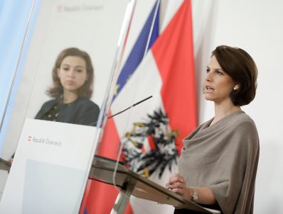 Im Bild Bundesministerin Karilone Edtstadler (r.) mit Bundesministerin Alma Zadic (l.) beim Pressefoyer nach dem Ministerrat am 18. November 2020.