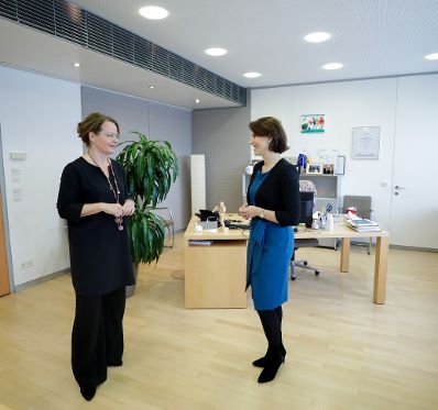 Am 26. November 2020 traf Bundesministerin Karoline Edtstadler (r.) im Rahmen ihres Bundesländertags in Niederösterreich die Landesrätin Christiane Teschl-Hofmeister (l.).