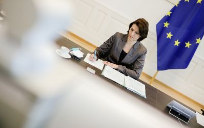 Am 1. Dezember 2020 nahm Bundesministerin Karoline Edtstadler an der Videokonferenz vom RAA teil.