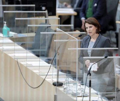 Am 10. Dezember 2020 sprach Bundesministerin Karoline Edtstadler (im Bild) in der Aktuellen Stunde bei der Nationalratssitzung im Parlament.