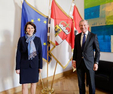 Am 18. Dezember 2020 traf Bundesministerin Karoline Edtstadler (l.) im Rahmen ihres Bundesländertags in Salzburg den Landeshauptmann Wilfried Haslauer (r.).