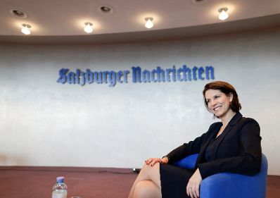 Am 18. Dezember 2020 besuchte Bundesministerin Karoline Edtstadler (im Bild) im Rahmen ihres Bundesländertags in Salzburg die Salzburger Nachrichten.