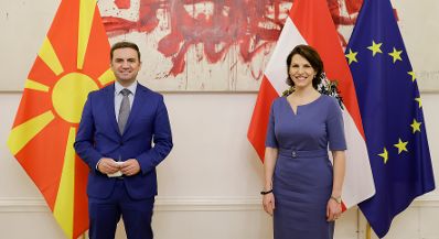 Am 21. Dezember 2020 empfing Bundesministerin Karoline Edtstadler (r.) den Vize-Premierminister von Nordmazedonien, Bujar Osmani (l.) zu einem Gespräch.