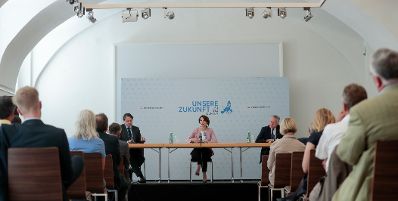 Am 26. Juni 2020 reiste Bundesministerin Karoline Edtstadler (m.) anlässlich eines Bundesländertags nach Niederösterreich. Im Bild mit dem niederösterreichischen Landesrat Martin Eichtinger (m.r.) beim Dialog über die Zukunft der EU mit EU-Gemeinderäten.