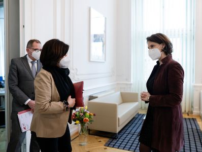 Am 16. Februar 2021 empfing Bundesministerin Karoline Edtstadler (r.) die Präsidentin der Arbeiterkammer Wien Renate Anderl (l.) zu einem Gespräch.