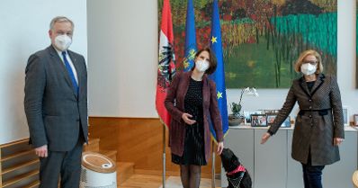 Am 16. Februar 2021 war Bundesministerin Karoline Edtstadler (m.) zu einem Arbeitsgespräch bei der Landeshauptfrau von Niederösterreich Johanna Mikl-Leitner (r.) geladen. Im Bild mit dem Landesrat Martin Eichtinger (l.).