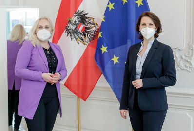 Am 23. Februar 2021 empfing Bundesministerin Karoline Edtstadler (r.) Angelika Winzig (l.), Mitglied des Europäischen Parlaments zu einem Arbeitsgespräch.