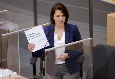 Am 24. Februar 2021 sprach Bundesministerin Karoline Edtstadler (im Bild) in der Aktuellen Stunde bei der Nationalratssitzung im Parlament.