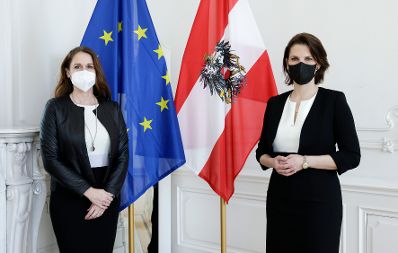 Am 2. März 2021 empfing Bundesministerin Karoline Edtstadler (r.) die Präsidentin der Vereinigung der österreichischen Richterinnen und Richter Sabine Matejka (l.) zu einem Gespräch.