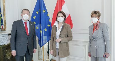 Am 3. März 2021 empfing Bundesministerin Karoline Edtstadler (m.) Präsidentin Ingrid Korosec (r.) und Präsident Peter Kostelka (l.) vom Österreichischen Seniorenrat in ihrem Büro.