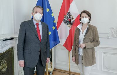 Am 3. März 2021 empfing Bundesministerin Karoline Edtstadler (r.) Präsident Peter Kostelka (l.) vom Österreichischen Seniorenrat in ihrem Büro.