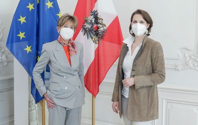 Am 3. März 2021 empfing Bundesministerin Karoline Edtstadler (r.) Präsidentin Ingrid Korosec (l.) vom Österreichischen Seniorenrat in ihrem Büro.
