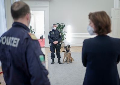 Am 4. März 2021 empfing Bundesministerin Karoline Edtstadler (im Bild) die Hundestaffel der Bundespolizei im Bundeskanzleramt.