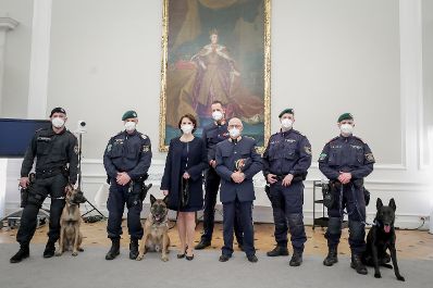 Am 4. März 2021 empfing Bundesministerin Karoline Edtstadler (im Bild) die Hundestaffel der Bundespolizei im Bundeskanzleramt.