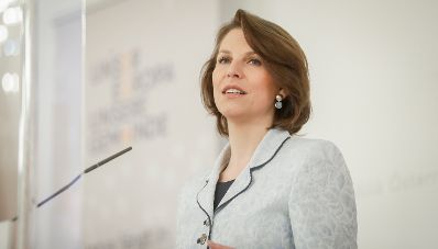 Am 4. März 2021 fand eine Pressekonferenz zum Thema "Europa in den Gemeinden" statt. Im Bild Bundesministerin Karoline Edtstadler.
