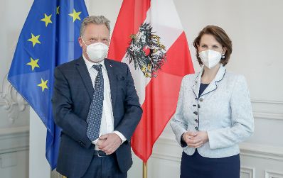 Am 4. März 2021 empfing Bundesministerin Karoline Edtstadler (r.) den Präsidenten des Österreichischen Rechtsanwaltskammertages (ÖRAK) Rupert Wolff (l.) in ihrem Büro.